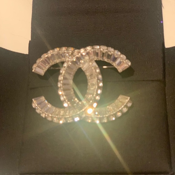 Brand new, rare and collectible authentic Chanel brooch,comes with box, bow - Picture 8 of 12